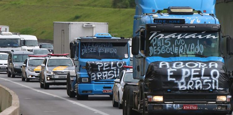 Greve dos caminhoneiros faz produção industrial do Brasil cair 10,9% em maio