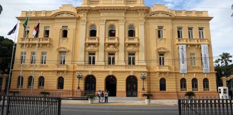 Agentes da Compesa protestam em frente ao Palácio do Governo