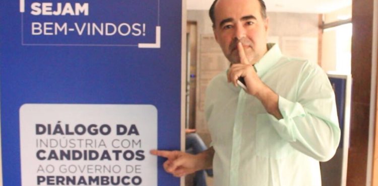 Julio Lossio protesta em frente da FIEPE