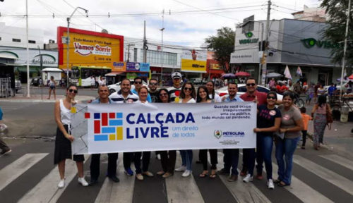 Comerciantes informais de frutas e verduras deixam ruas da cidade e passam a trabalhar em local próprio