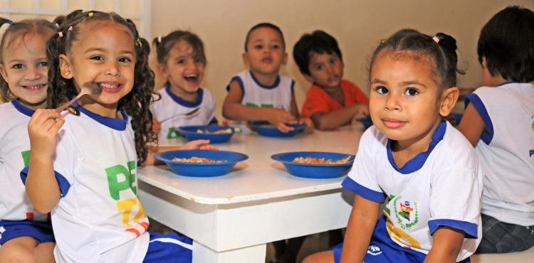 Parceria entre prefeitura e UPE leva orientação alimentar a escolas municipais