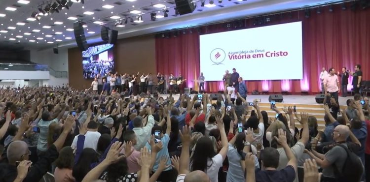 Bolsonaro diz em culto não ser o mais capacitado: ‘Mas Deus capacita os escolhidos’