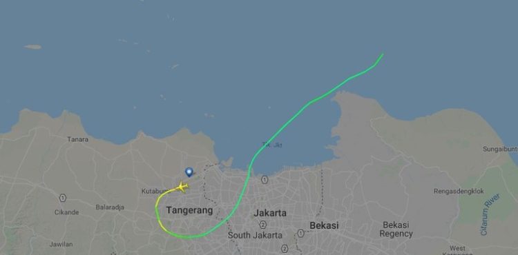 Avião de companhia indonésia cai pouco depois de decolar em Jacarta