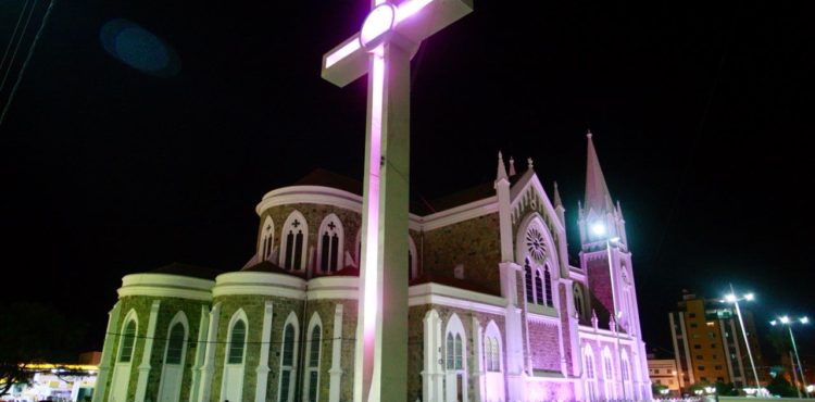 Prédios e Monumentos de Petrolina ganham iluminação especial no Outubro Rosa