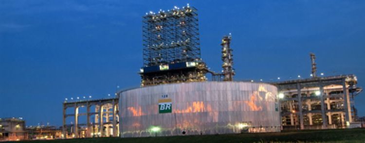 Petrobras anuncia redução de 0,84% no preço da gasolina nas refinarias