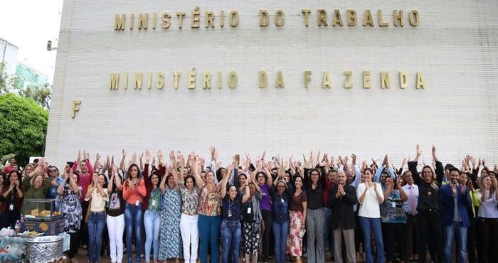 Servidores dão abraço simbólico no prédio do Ministério do Trabalho