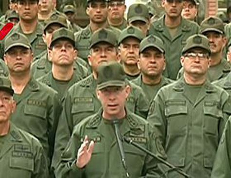 Militares juram lealdade a Maduro e rechaçam ‘ingerência externa