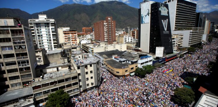 Manifestantes protestam na Venezuela contra bloqueio de ajuda humanitária imposto por Nicolás Maduro