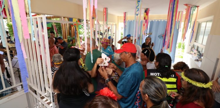 Carnaval de Petrolina: marchinhas e frevo levam alegria à Casa Geriátrica