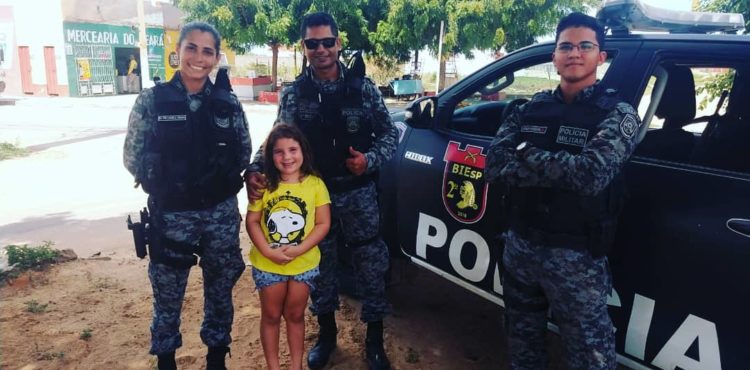 Garota fã do 2°BIEsp para durante blitz para tirar fotos com os policiais