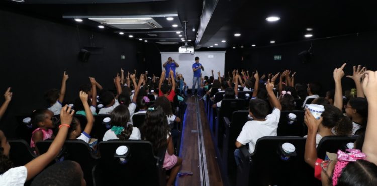 Projeto itinerante leva cinema gratuito aos moradores do Residencial Vivendas