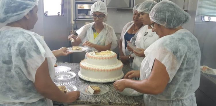 Curso de bolos confeitados é finalizado com sucesso na Carreta Móvel do Senac