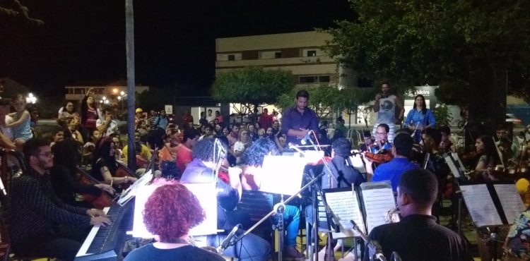 Moradores do bairro Gercino Coelho são presenteados com concerto ao ar livre em Petrolina