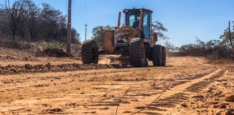 Mais de 42 km de estradas receberão patrolamento entre Uruás a Caititu