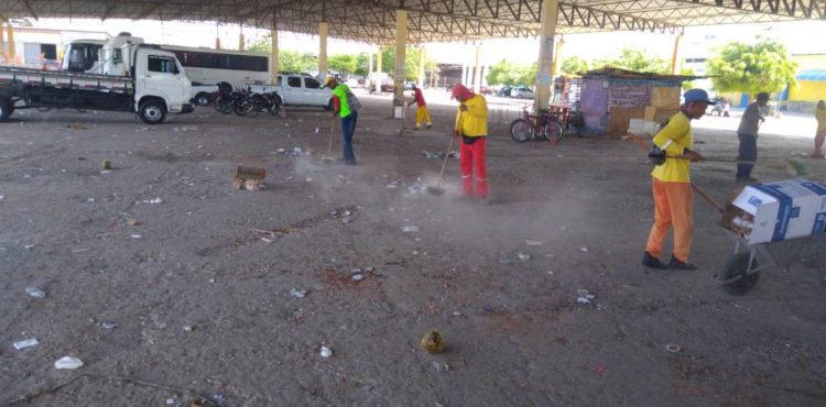 SESP realiza mutirão de limpeza nas áreas das feiras livres de Juazeiro