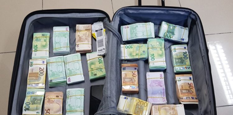 Homem é flagrado com 400 mil euros na mala, no Aeroporto do Recife