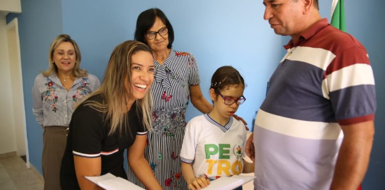 Petrolina é contemplada com doação de 38 volumes da Bíblia em Braile através de projeto social