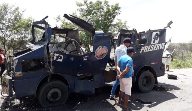 Bandidos explodem carro forte entre Ouricuri e Parnamirim