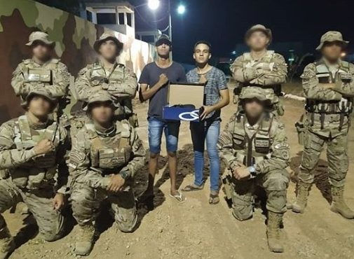 Policiais do BEPI fazem doação para adolescente que treina para ser militar em Pernambuco