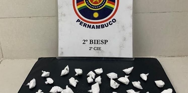 Policiais do 2°BIEsp apreendem cocaína na feira do bairro Areia Branca