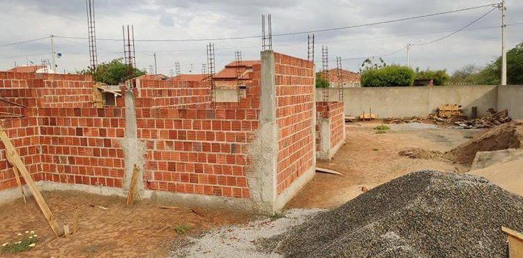 Obra do posto de saúde do Vale do Grande Rio está parada há dois meses, informam os moradores