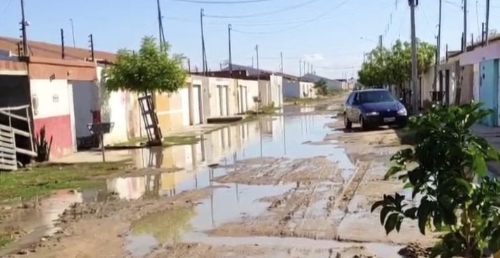 Cano estoura e água potável ‘invade’ residências no bairro Dom Avelar