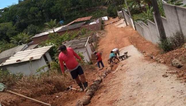 Moradores calçam a própria rua após demora da Prefeitura em Pernambuco