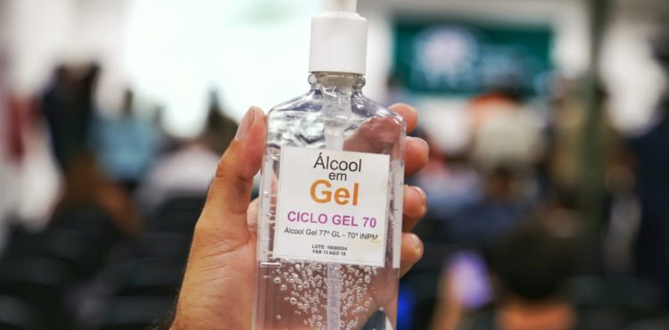 Álcool em gel é eficaz na prevenção ao coronavírus, afirma Conselho Federal de Química