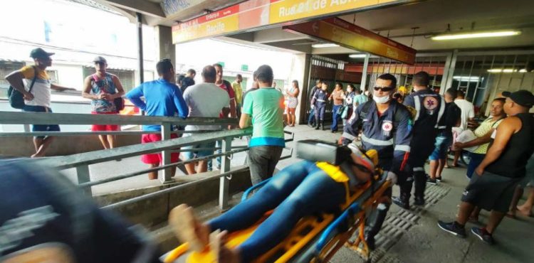 Colisão entre dois trens causa pânico e deixa feridos na linha Centro do metrô do Recife