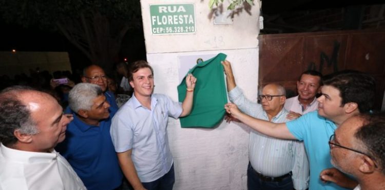 Prefeito Miguel Coelho diz que irá pavimentar com asfalto todo o bairro da Areia Branca