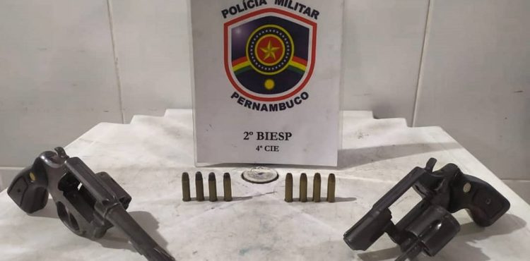 Policiais do 2°BIEsp prendem 2 homens após confronto armado, cada um com um revólver cal. 38