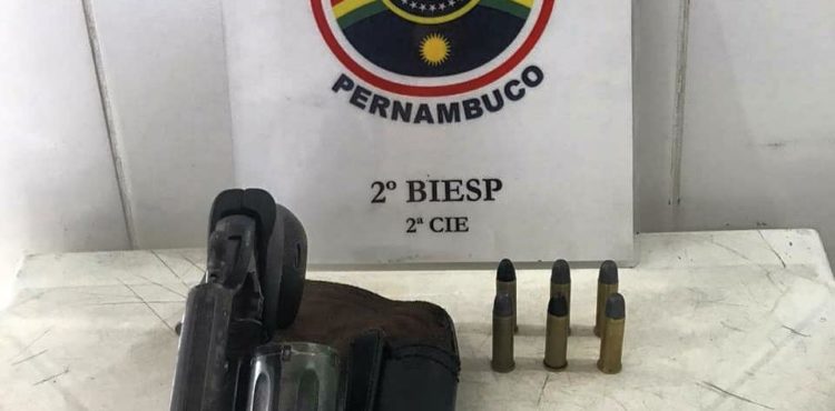 Policiais prendem em flagrante homem armado com revólver calibre 38 no Quati