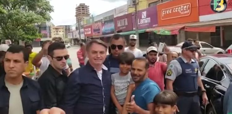 Após provocar aglomeração durante passeio em Brasília, Bolsonaro volta a se posicionar contra o isolamento social