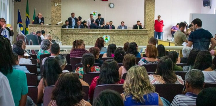 Servidores municipais aposentados realizam protesto na Câmara de Vereadores de Petrolina