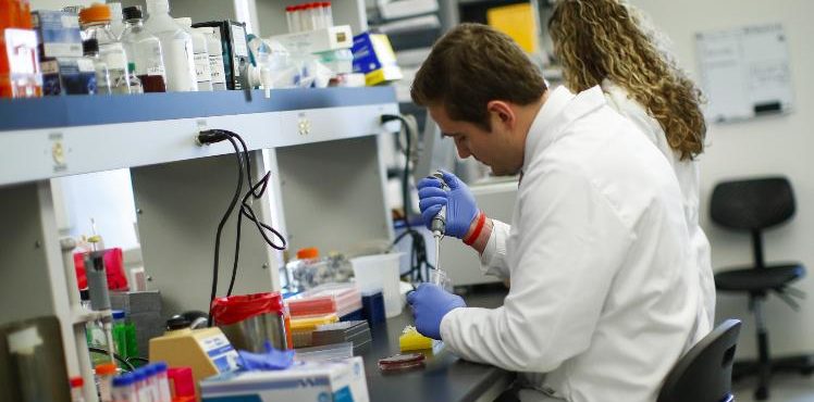 Nobel de Medicina diz que novo coronavírus surgiu em laboratório