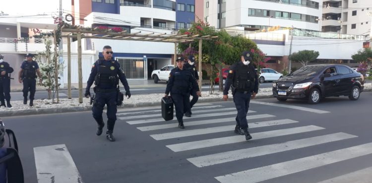 Jovens são abordados pela Guarda Municipal por desrespeito a quarentena na Orla de Petrolina