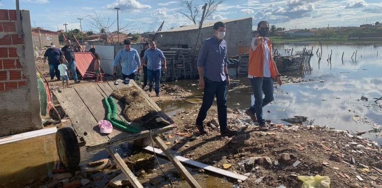 Defesa Civil faz alerta e prefeitura avalia drenagem de lagoa no Dom Avelar