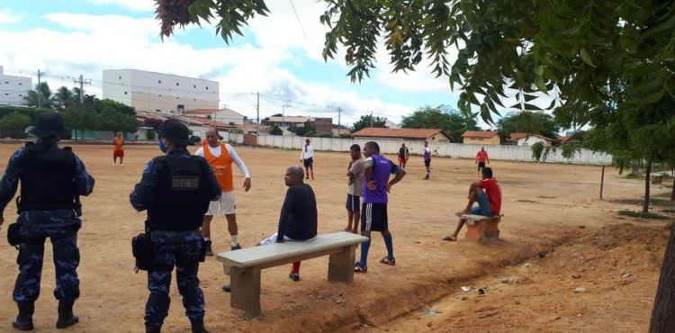 Rede de futebol é apreendida pela Guarda Municipal de Juazeiro por descumprimento ao decreto que proíbe a prática de esporte em espaços públicos