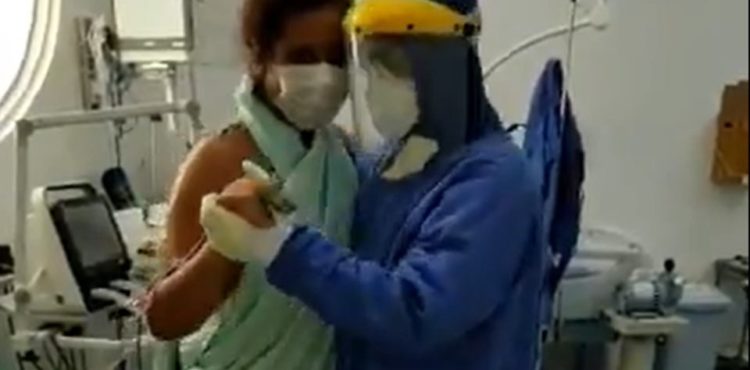 VEJA VÍDEO: Covid-19: médico de Petrolina emociona ao dançar forró com paciente em UTI