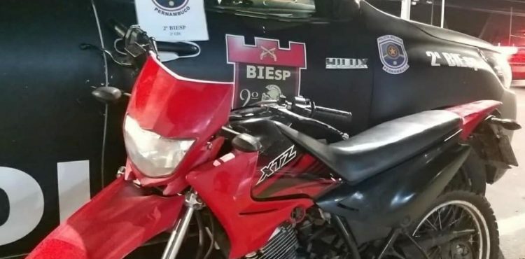 Policiais do 2°BIEsp recuperam motocicleta furtada em Petrolina