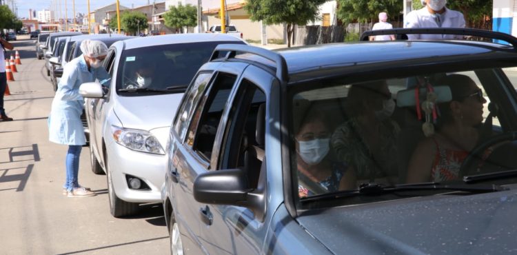 Vacinação por ‘drive thru’ atende milhares de idosos em Petrolina e prossegue neste domingo