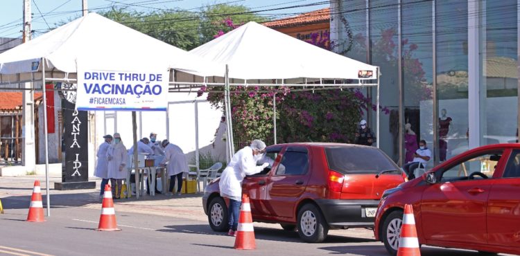 Mais de 3 mil gestantes e professores são vacinados em esquema de ‘drive thru’ em Petrolina