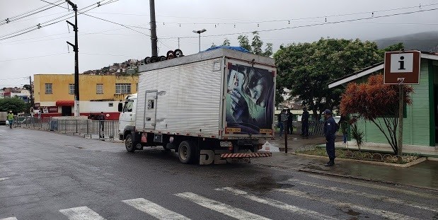 Caminhão é parado em barreira sanitária de Jacobina com 11 pessoas dentro do baú