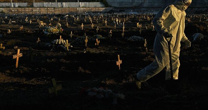 Família abre caixão em velório e cinco são contaminados por Covid-19 na Bahia