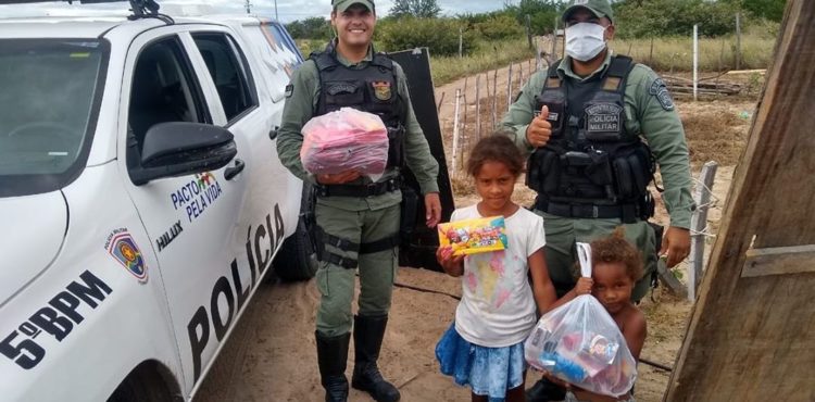 Polícia Militar doa cesta básica para família carente do bairro Dom Avelar