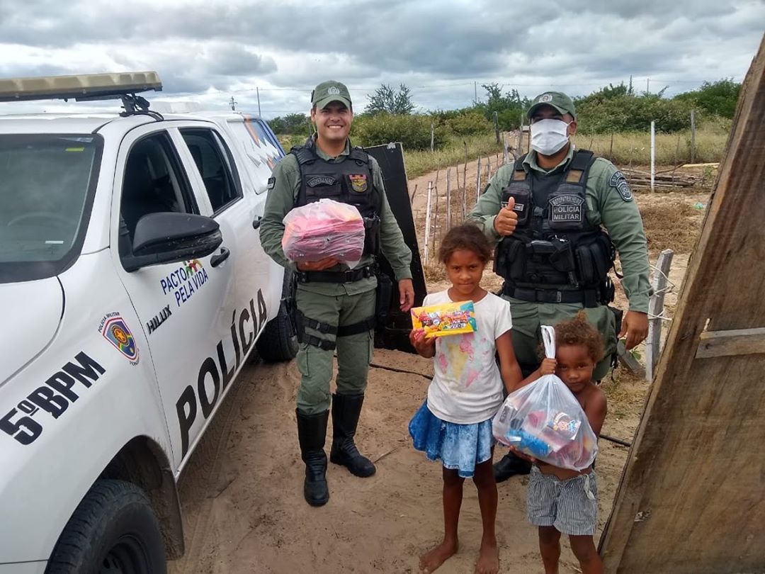 Polícia Militar Doa Cesta Básica Para Família Carente Do Bairro Dom Avelar • NotÍcia No Vale 1587