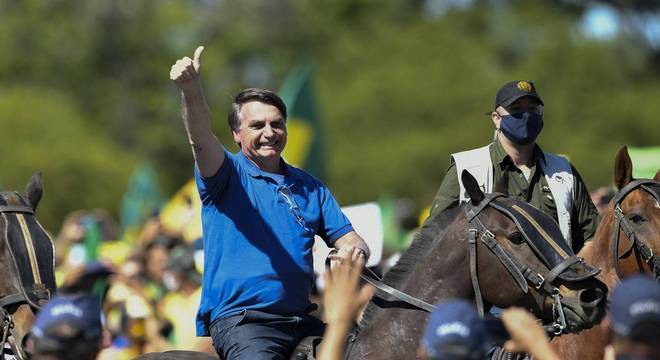 ‘Estarei onde o povo estiver’, diz Bolsonaro após atos deste domingo