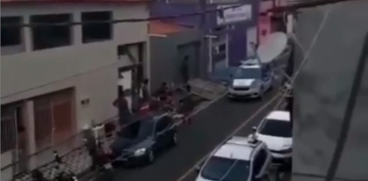 Policial conta até 10 para pessoas respeitarem decreto estadual em cidade baiana; assista