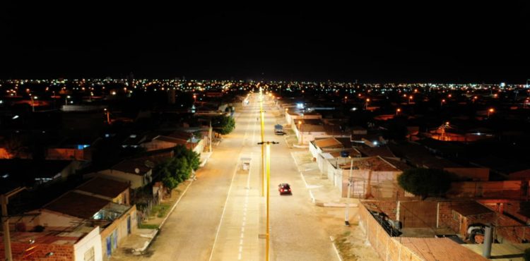 Avenida do bairro Pedro Raimundo ganha iluminação em LED