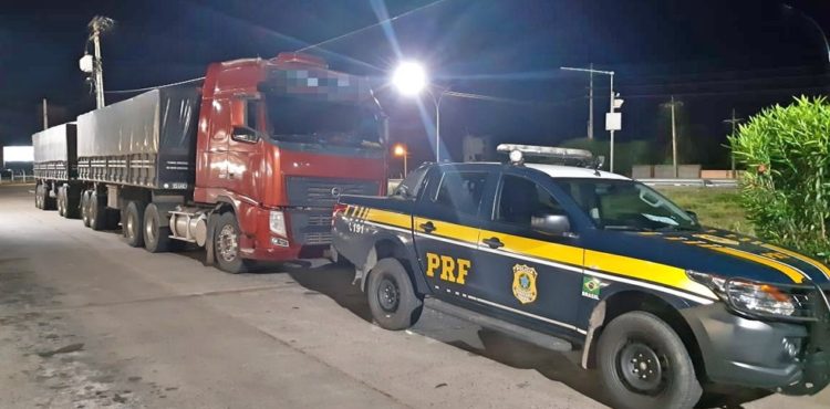 PRF apreende caminhão com 65 toneladas de milho na Ponte Presidente Dutra